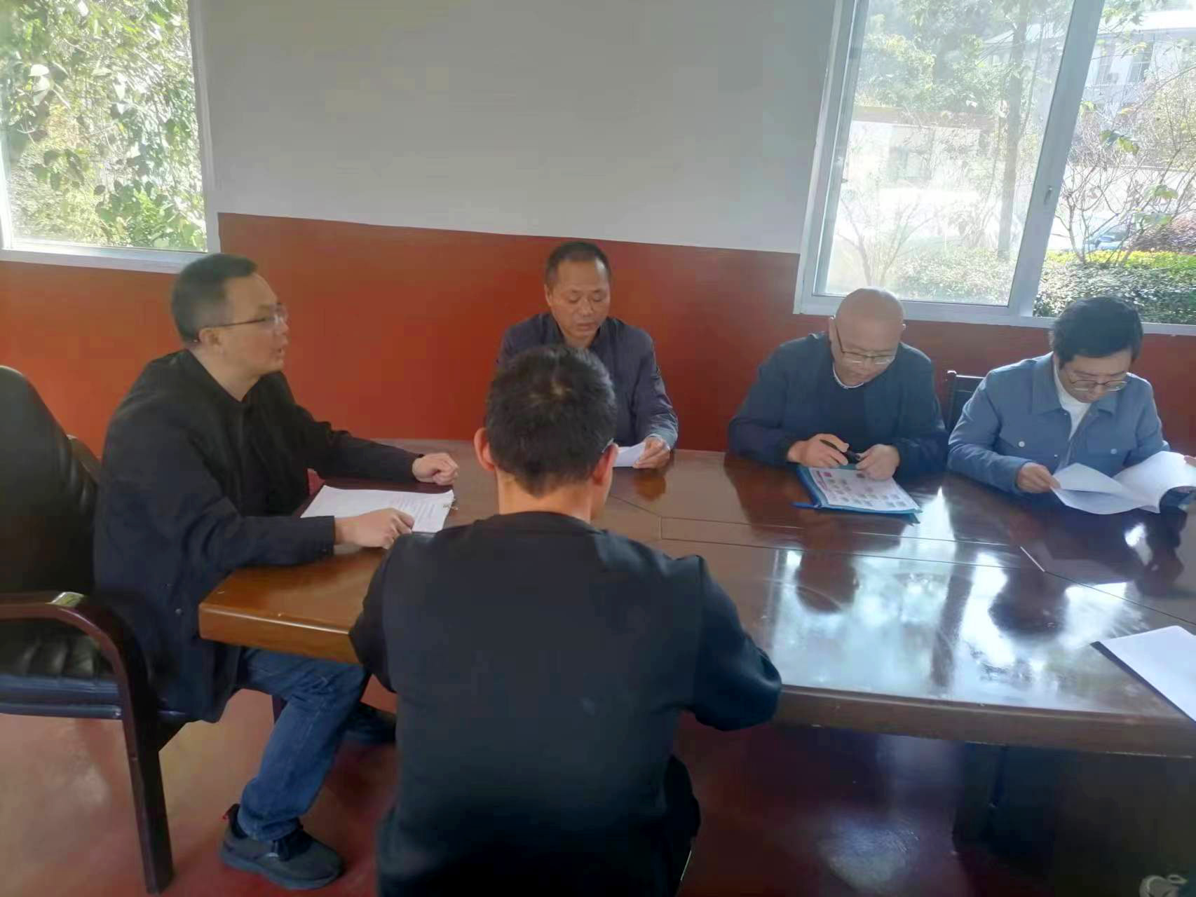 【主題教育·我在崗位做貢獻(xiàn)】 推進(jìn)村企合作造林，助力鄉(xiāng)村振興